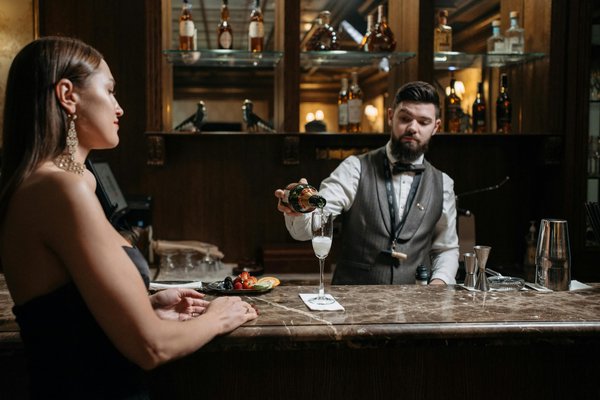 Formations TFP Barman : devenez expert en service au bar